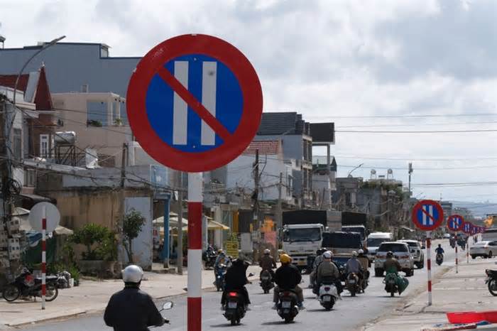 1km đường có 23 biển cấm đậu xe: Huyện nói hợp lý nhưng vẫn tháo dỡ