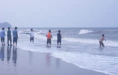 Hai học sinh lớp 9 ở Hà Tĩnh bị sóng cuốn mất tích khi tắm biển