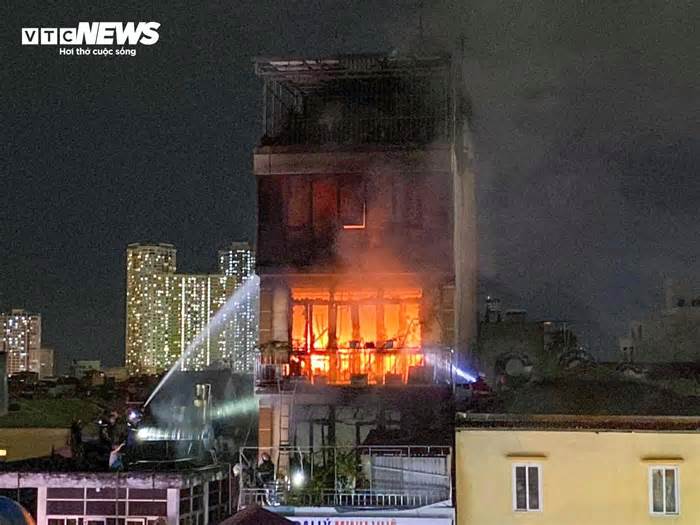 Hà Nội: Hiện trường vụ cháy nhà 6 tầng trên phố Định Công Hạ
