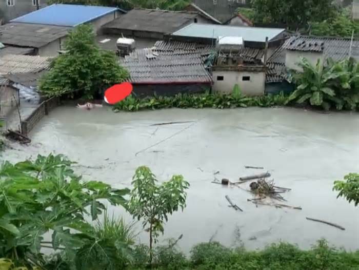 Lào Cai: Vỡ đập hồ chứa nước thải, dòng nước xám xịt, ô nhiễm tràn vào nhà dân