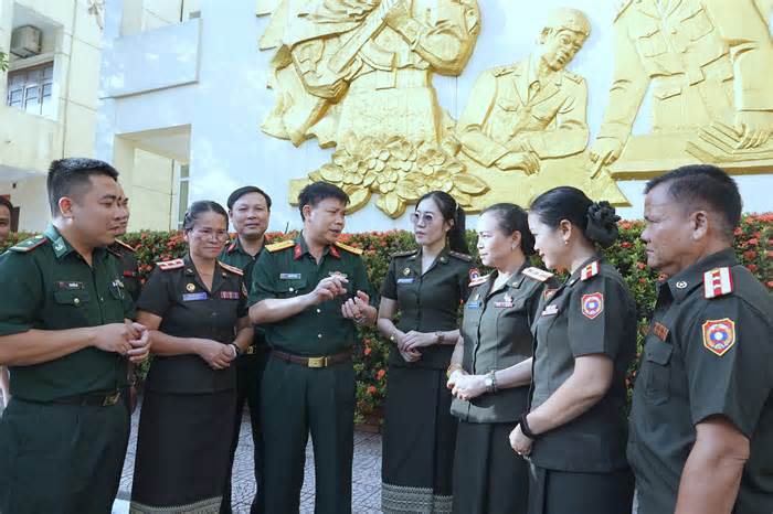 Sĩ quan Quân đội Lào học tập nghiệp vụ công tác thanh niên tại Việt Nam