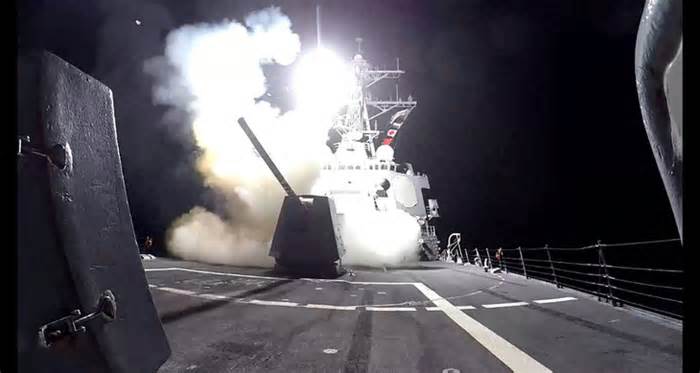 Houthi tuyên bố bắn hỏng hai tàu hàng ở Biển Đỏ