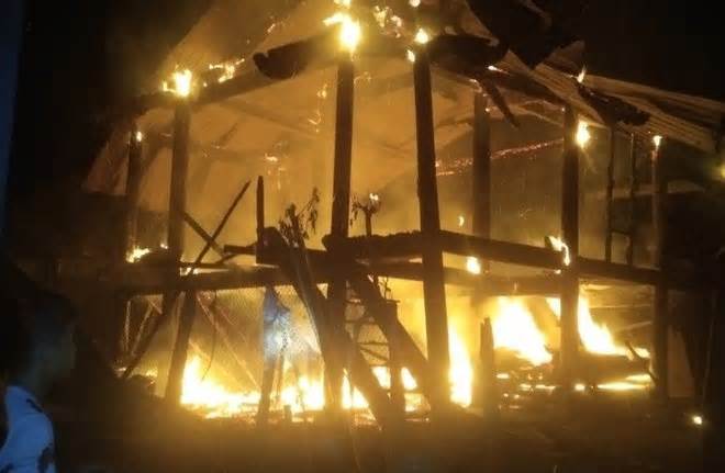 Hỏa hoạn thiêu rụi 2 căn nhà của người dân miền núi Nghệ An