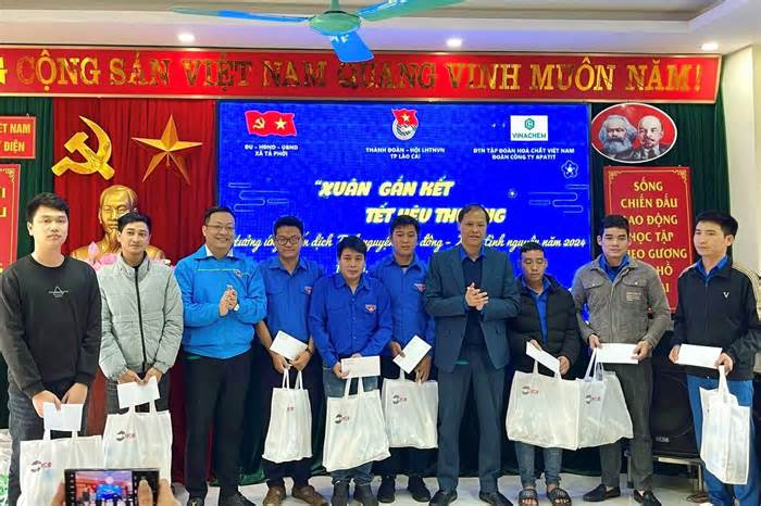 Thành Đoàn Lào Cai tặng quà thanh niên công nhân hoàn cảnh khó khăn