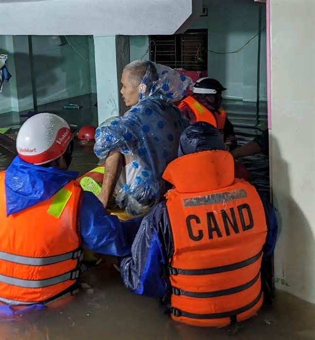 Công an, bộ đội dầm mình trong mưa ứng cứu dân bị ngập lụt ở Đà Nẵng