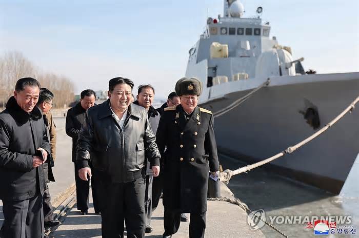 Chủ tịch Triều Tiên Kim Jong-un thăm xưởng đóng tàu quân sự