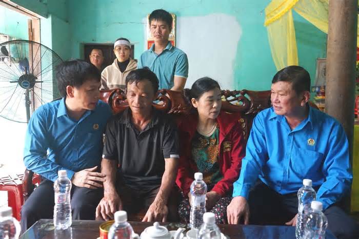 Thăm hỏi gia đình 3 công nhân tử vong trong vụ lật ghe ở Phú Yên