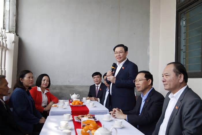 Chủ tịch Quốc hội dự trao nhà đại đoàn kết, tặng quà công nhân ở Bắc Giang
