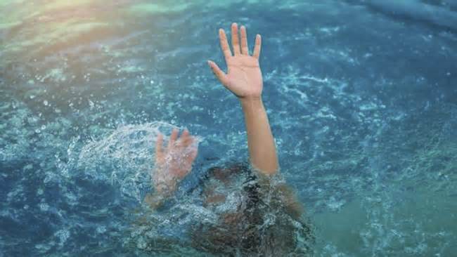 Hưng Yên: Học sinh lớp 11 tử vong do đuối nước tại bể bơi