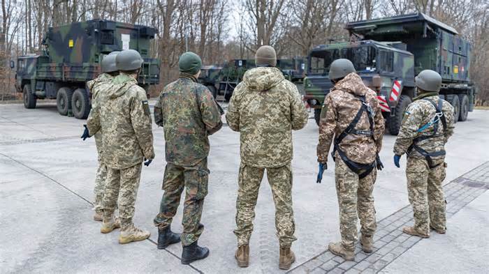 Binh sĩ Ukraine vận hành hệ thống phòng không Patriot