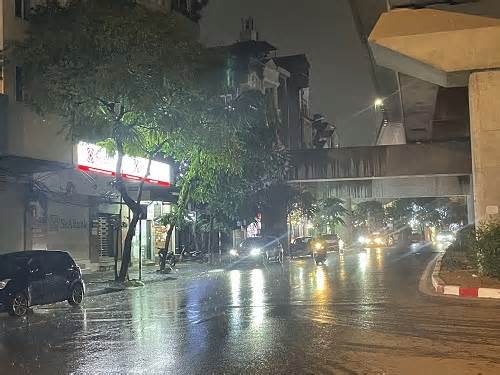 Nhiều tuyến phố không đèn đường ở Hà Nội