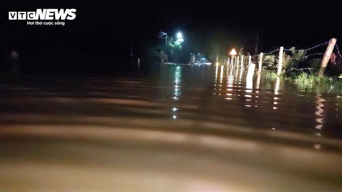 Nửa đêm nước dâng cao chia cắt Quốc lộ 14G, dân Đà Nẵng tất tả đưa xe đi gửi