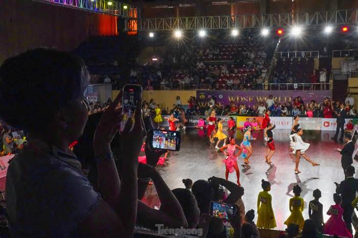 'Cân tài cân sức' ngày đầu khởi tranh giải khiêu vũ thế giới tại TPHCM