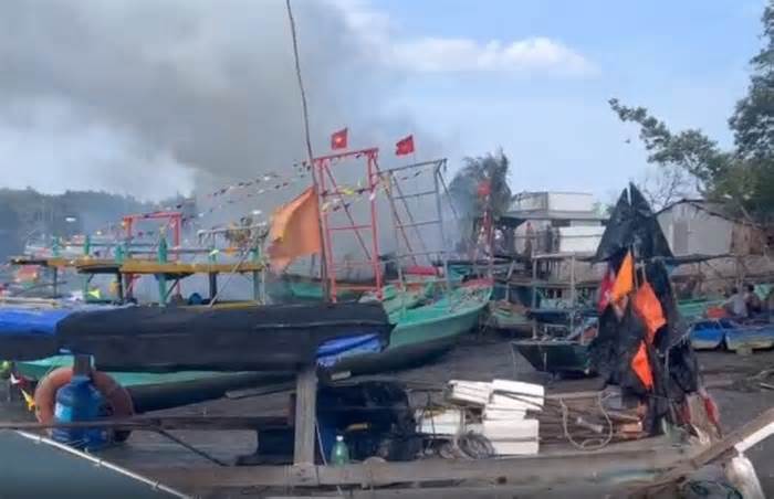Dập tắt đám cháy từ 2 tàu cá neo đậu ở biển Cần Giờ