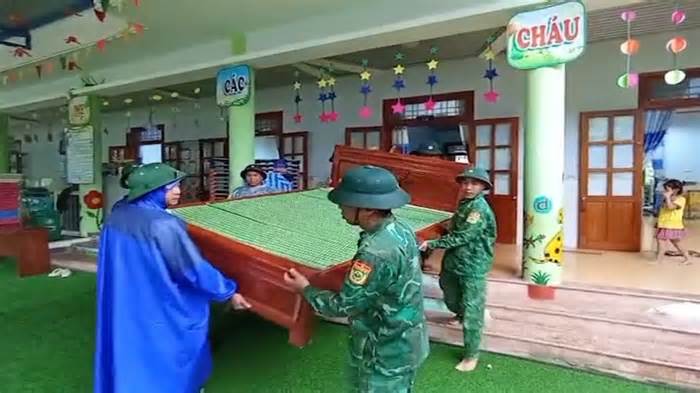 Lực lượng biên phòng giúp dân khắc phục sạt lở ở miền núi Quảng Nam