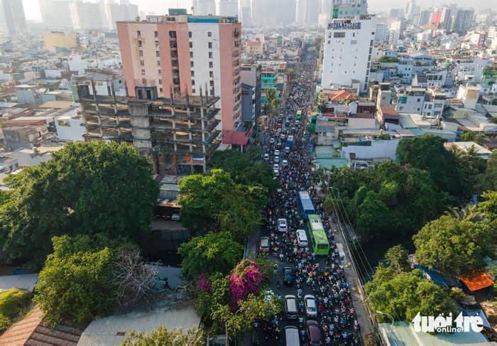 Mướt mồ hôi qua 'điểm đen' kẹt xe Bạch Đằng - Đinh Bộ Lĩnh