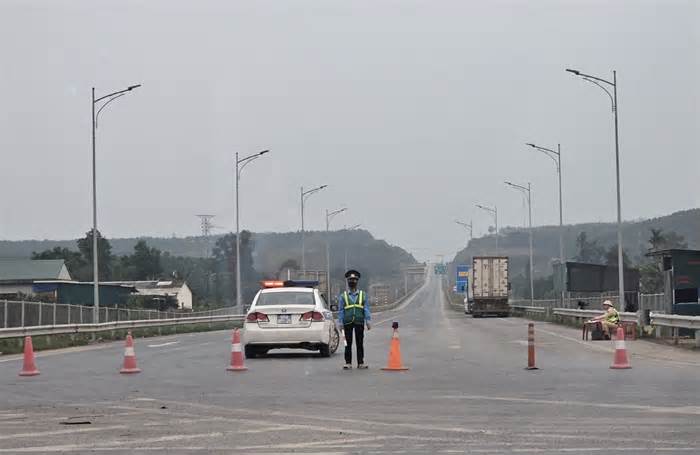 Xảy ra tai nạn giao thông giữa 2 ôtô trên cao tốc Cam Lộ - La Sơn