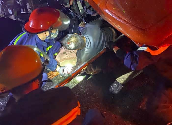 Cảnh sát cứu tài xế mắc kẹt trong ca bin sau tai nạn trong đêm