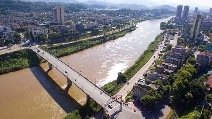Nơi đầu tiên sông Hồng chảy vào Việt Nam thuộc tỉnh nào?