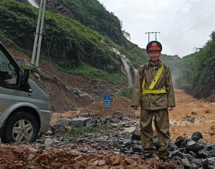 Thượng úy công an huyện Mèo Vạc dũng cảm cứu người giữa dòng nước lũ