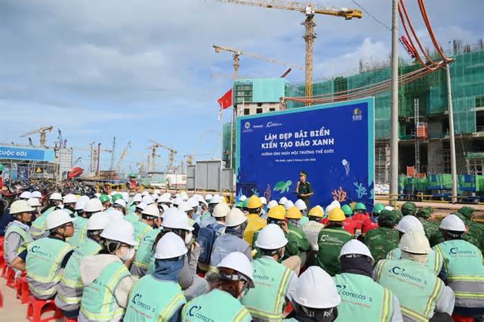 Hơn 100 kỹ sư, công nhân và lực lượng biên phòng thu gom rác tại các dự án đón APEC 2027 ở Phú Quốc