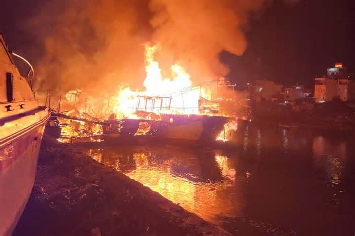 Quảng Ninh: Cháy 3 tàu du lịch đang neo đậu ở Móng Cái