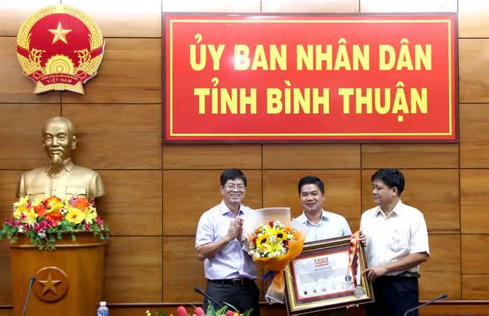 Thanh long Bình Thuận vinh dự đón nhận Bằng Kỷ lục Châu Á