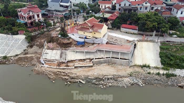 Cận cảnh Đền Mẫu bị nghiêng đổ, sụt lún nghiêm trọng