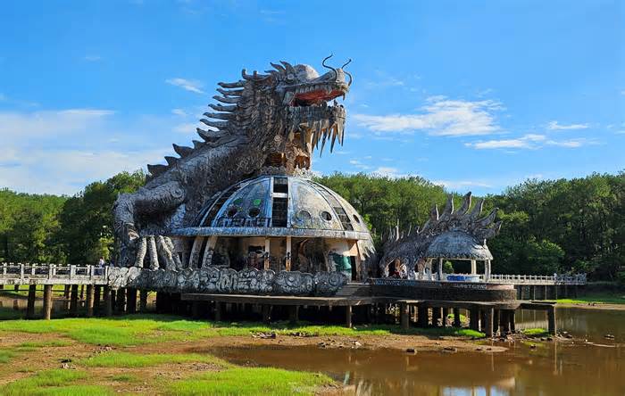 Đập bỏ hay giữ lại kiến trúc rồng khổng lồ tại công viên ‘rùng rợn’ xứ Huế?