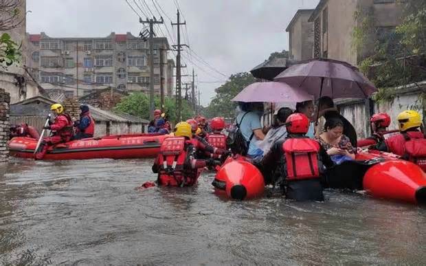 Trung Quốc: Mưa bão khiến một cần cẩu bị lật, 3 người thiệt mạng