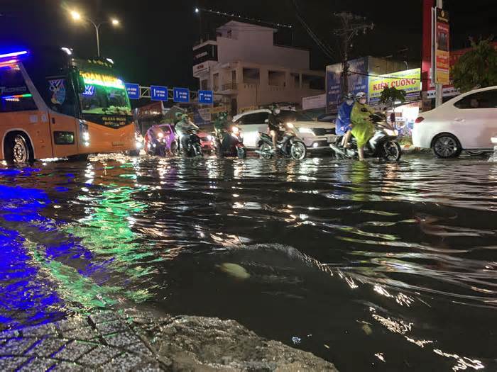 Mưa như trút nước, nhiều tuyến phố Đà Nẵng 'biến' thành sông