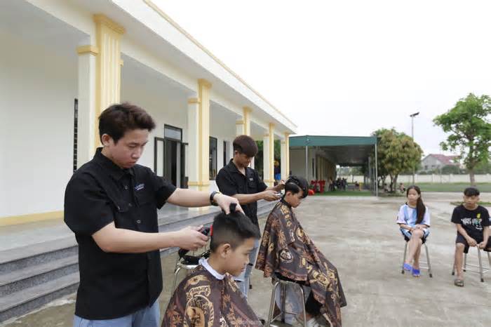 Chàng trai Hà Tĩnh cắt tóc miễn phí cho trẻ mồ côi