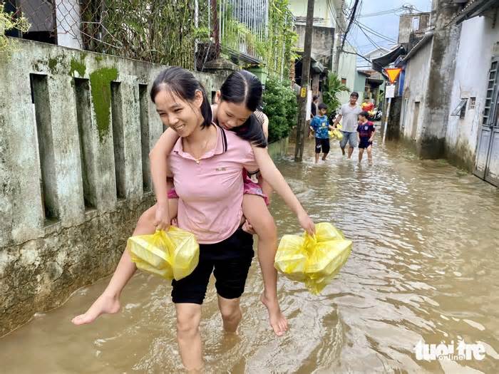 Dân rốn ngập Đà Nẵng hì hục đẩy bùn sau nước rút
