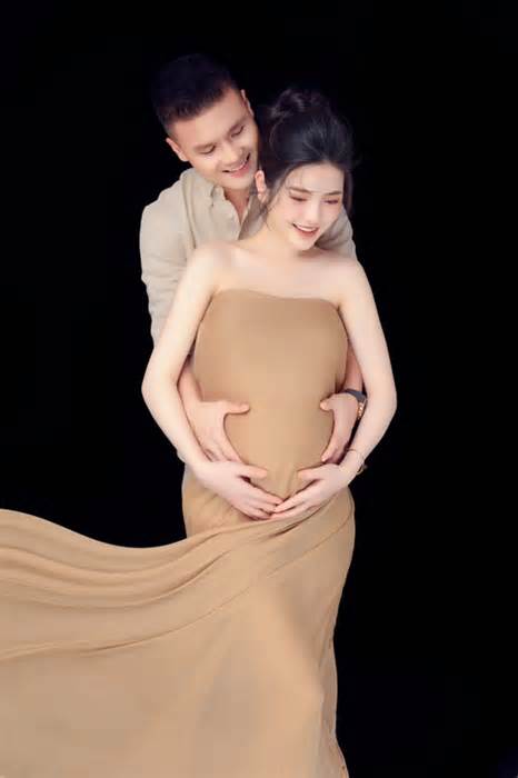 Vợ Quang Hải sinh con trai