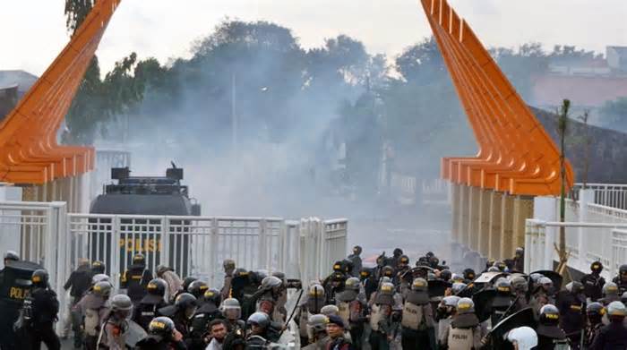 Indonesia: Bạo loạn tại sân vận động trong trận derby địa phương