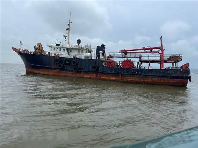 Cứu 7 thuyền viên của tàu Hong Kong gặp nạn trên biển Hải Phòng