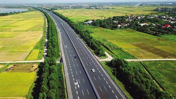 Bộ Chính trị: Ưu tiên nguồn lực đầu tư hoàn thành đường bộ cao tốc Bắc - Nam phía Đông