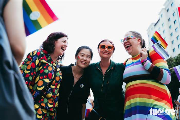 Hàng trăm bạn trẻ, người nước ngoài hào hứng diễu hành cùng cộng đồng LGBT+