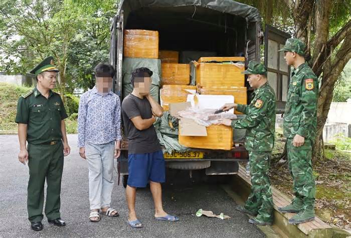Biên phòng Quảng Ninh bắt 1,6 tấn lòng lợn không rõ nguồn gốc lúc 0h