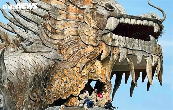 Tháo dỡ những vật nguy hiểm trong tượng rồng ma mị tại công viên bỏ hoang ở Huế