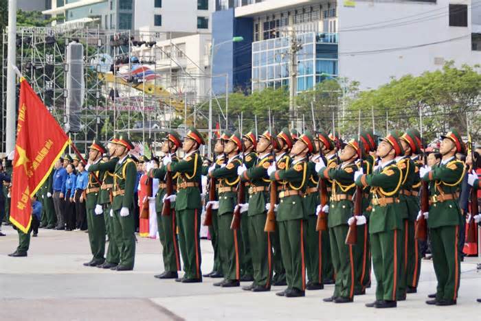 Thiêng liêng Lễ Thượng cờ kỷ niệm 100 năm thành lập Nha Trang