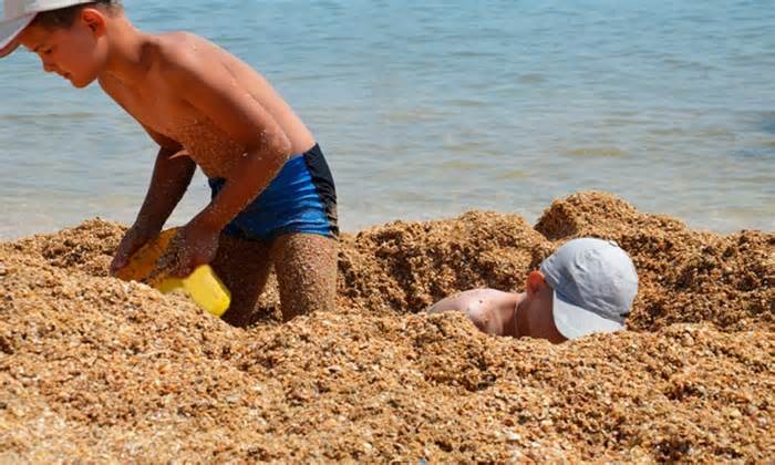 Lý do không nên đào hố to khi xây lâu đài cát trên biển