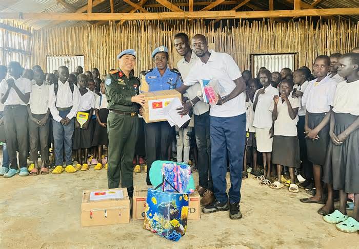 Bộ Công an sẻ chia với trẻ em Nam Sudan