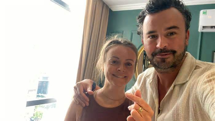 Cuộc chạy lũ bằng thuyền và xe tải của khách Tây ở Huế