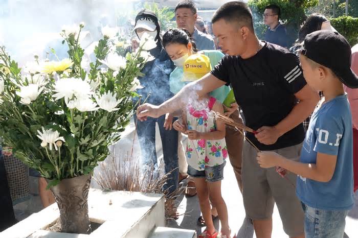Hàng nghìn du khách hành hương về Di tích Ngã ba Đồng Lộc