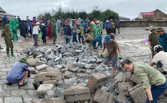 Hàng trăm người đội mưa ‘vá’ kè sạt lở ở Hà Tĩnh