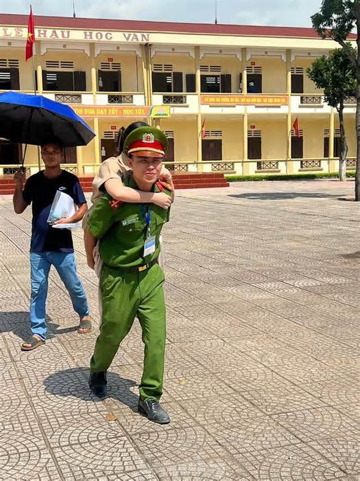 Trung úy công an cõng thí sinh khuyết tật đến phòng thi