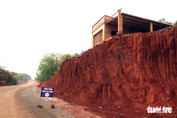 Hạ cốt nền làm đường, nhà mặt tiền bỗng cheo leo bên mép vực