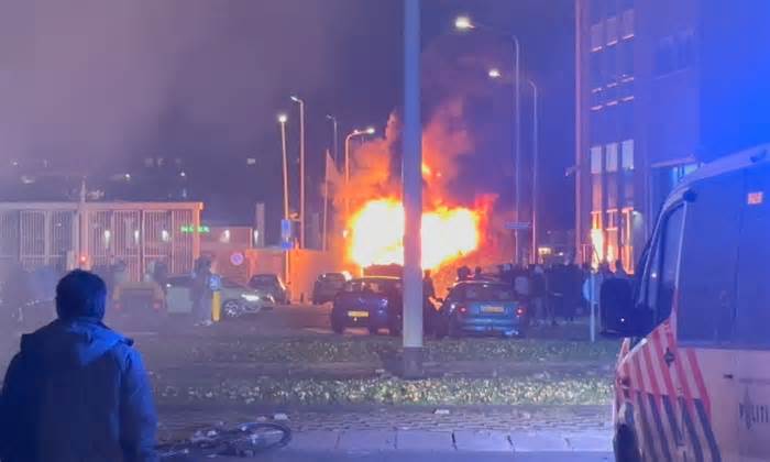 Người tị nạn châu Phi bạo loạn, đốt xe cảnh sát ở Hà Lan
