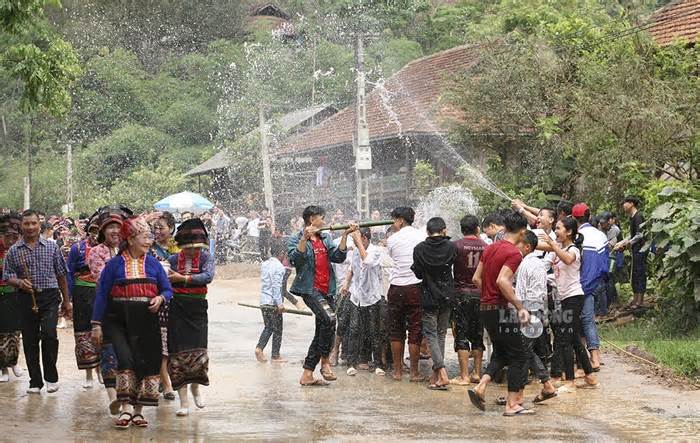 Tết té nước ở Điện Biên - ai cũng phải ướt để lấy may